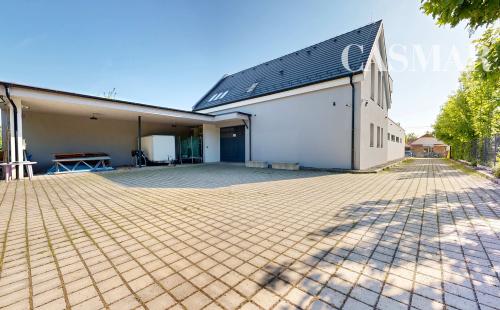 Na prenájom: moderný objekt s ateliérom – Oravné