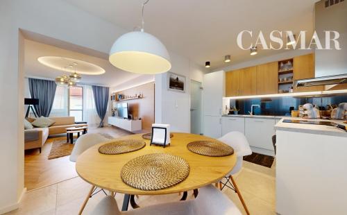 Krásny 3izb.byt v úplnom centre v oplotenom areáli s vlastným garáž. a parkov. státim