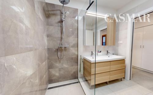 Krásny 3izb.byt v úplnom centre v oplotenom areáli s vlastným garáž. a parkov. státim