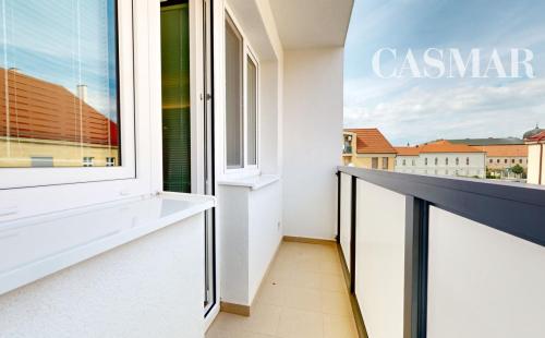 Krásny 3izb.byt v úplnom centre v oplotenom areáli s vlastným garáž. a parkov. státim