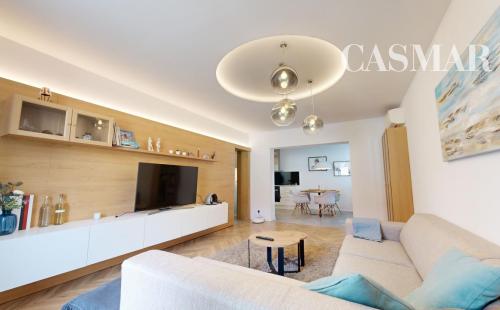 Krásny 3izb.byt v úplnom centre v oplotenom areáli s vlastným garáž. a parkov. státim