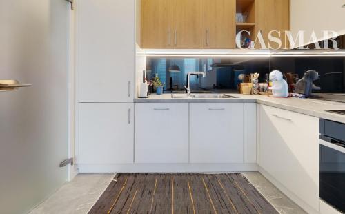 Krásny 3izb.byt v úplnom centre v oplotenom areáli s vlastným garáž. a parkov. státim