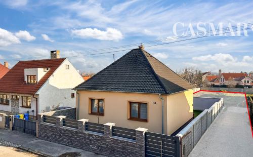 Na PREDAJ!!! Slnečný,  stavebný pozemok ,oplotený v obľúbenej časti Trnavy  na Kozáckej ulici.