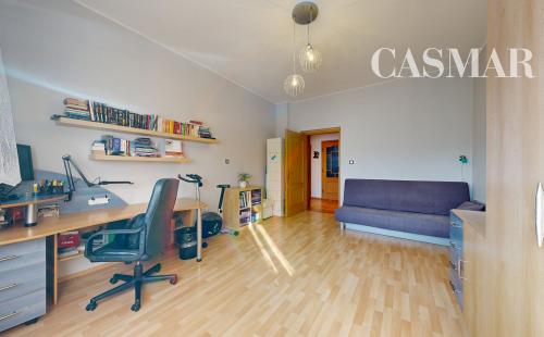 Priestranný 4-izbový byt s vysokými stropmi, vlastnou záhradou a 2 parkovacími miestami – Boleráz