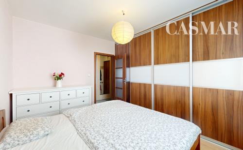 REZERVOVANÉ!Ponúkame na predaj priestranný 3-izbový byt s loggiou na sídlisku Hliny