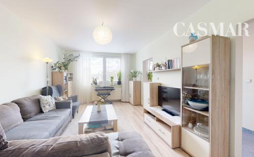 REZERVOVANÉ!Ponúkame na predaj priestranný 3-izbový byt s loggiou na sídlisku Hliny