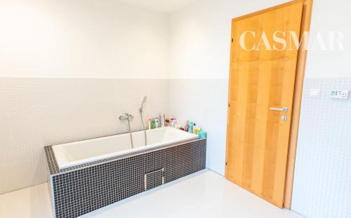 Na predaj priestranný 4-izbový rodinný dom v obci Tešedíkovo