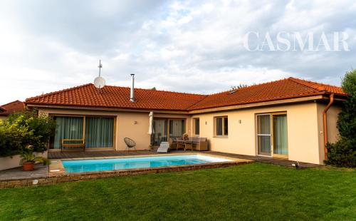 Na predaj priestranný 4-izbový rodinný dom v obci Tešedíkovo