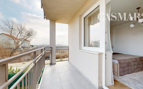 Štýlový 3-izbový byt so zariadením, loggiou a balkónom