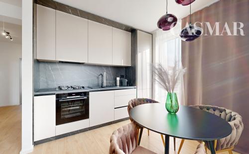 Štýlový 3-izbový byt so zariadením, loggiou a balkónom