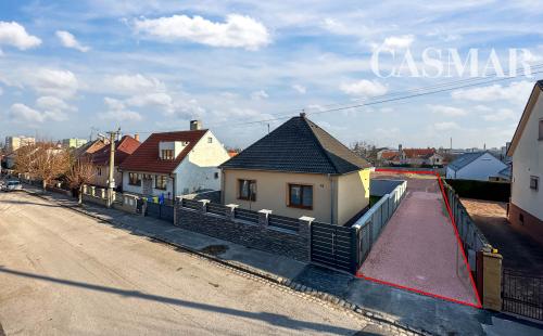 Na PREDAJ!!! Slnečný,  stavebný pozemok ,oplotený v obľúbenej časti Trnavy  na Kozáckej ulici.