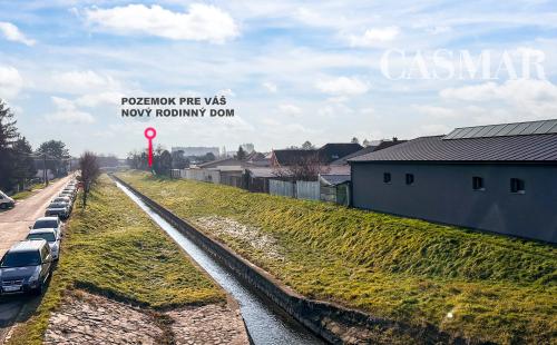 Na PREDAJ!!! Slnečný,  stavebný pozemok ,oplotený v obľúbenej časti Trnavy  na Kozáckej ulici.