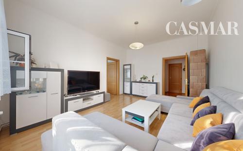 Priestranný 4-izbový byt s vysokými stropmi, vlastnou záhradou a 2 parkovacími miestami – Boleráz