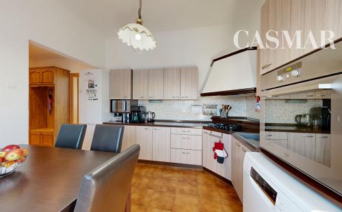 Priestranný 4-izbový byt s vysokými stropmi, vlastnou záhradou a 2 parkovacími miestami – Boleráz