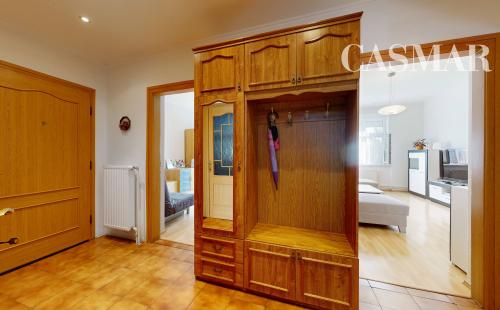 Priestranný 4-izbový byt s vysokými stropmi, vlastnou záhradou a 2 parkovacími miestami – Boleráz