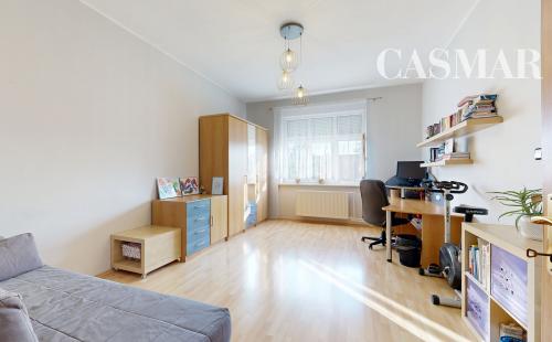 Priestranný 4-izbový byt s vysokými stropmi, vlastnou záhradou a 2 parkovacími miestami – Boleráz