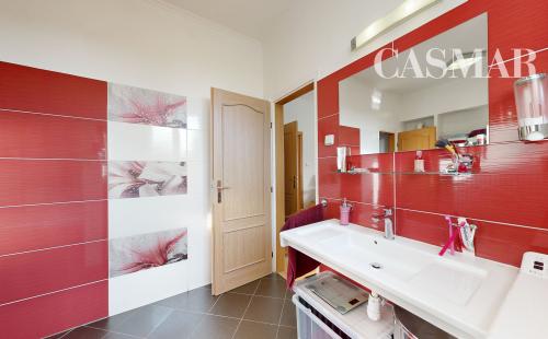 Priestranný 4-izbový byt s vysokými stropmi, vlastnou záhradou a 2 parkovacími miestami – Boleráz