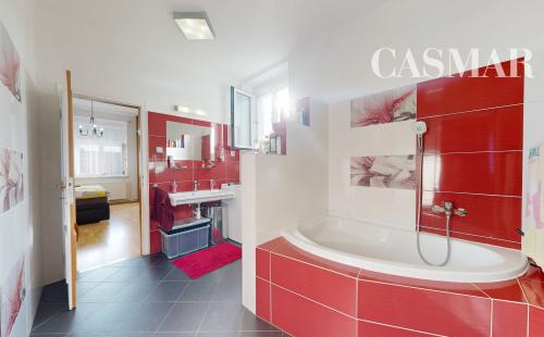 Priestranný 4-izbový byt s vysokými stropmi, vlastnou záhradou a 2 parkovacími miestami – Boleráz