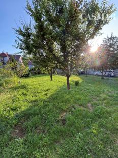 Priestranný 4-izbový byt s vysokými stropmi, vlastnou záhradou a 2 parkovacími miestami – Boleráz