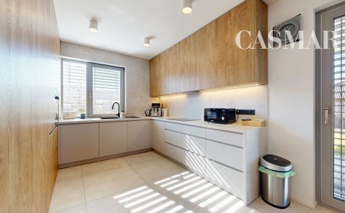 Moderný 4-izbový bungalov s fotovoltikou, garážou a minimálnymi nákladmi – Modrovka