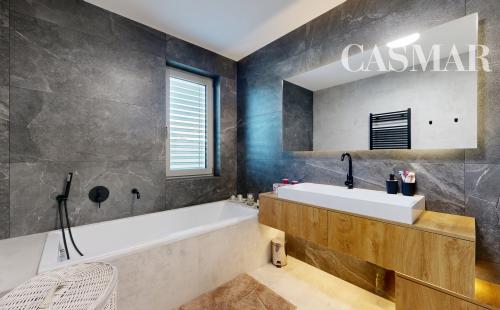 Moderný 4-izbový bungalov s fotovoltikou, garážou a minimálnymi nákladmi – Modrovka