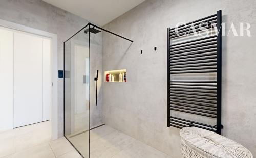 Moderný 4-izbový bungalov s fotovoltikou, garážou a minimálnymi nákladmi – Modrovka