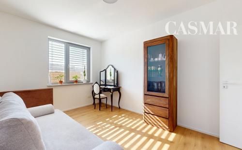 Moderný 4-izbový bungalov s fotovoltikou, garážou a minimálnymi nákladmi – Modrovka