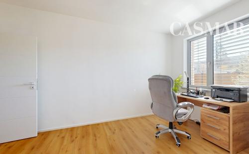 Moderný 4-izbový bungalov s fotovoltikou, garážou a minimálnymi nákladmi – Modrovka