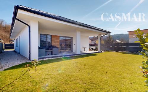 Moderný 4-izbový bungalov s fotovoltikou, garážou a minimálnymi nákladmi – Modrovka