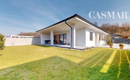 Moderný 4-izbový bungalov s fotovoltikou, garážou a minimálnymi nákladmi – Modrovka