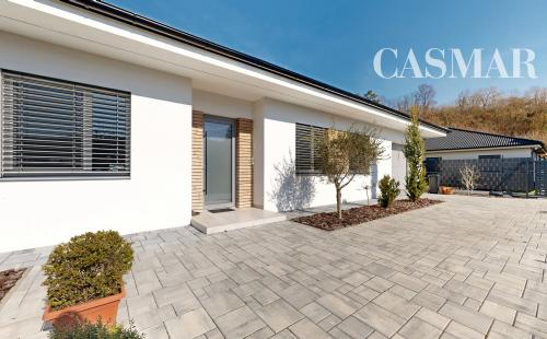 Moderný 4-izbový bungalov s fotovoltikou, garážou a minimálnymi nákladmi – Modrovka