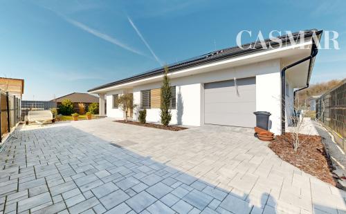 Moderný 4-izbový bungalov s fotovoltikou, garážou a minimálnymi nákladmi – Modrovka