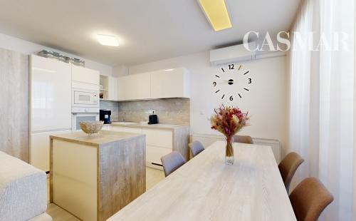 Predaj - Priestranný 3-izbový byt s veľkým L balkónom v Arboria Park