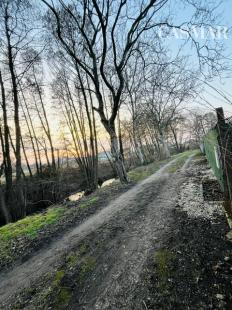 NA PREDAJ: Priestranná záhrada s chatkami – obľúbená záhradkárska lokalita Kamenný mlyn, Trnava