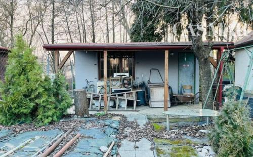 NA PREDAJ: Priestranná záhrada s chatkami – obľúbená záhradkárska lokalita Kamenný mlyn, Trnava