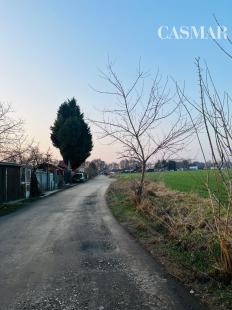 NA PREDAJ: Priestranná záhrada s chatkami – obľúbená záhradkárska lokalita Kamenný mlyn, Trnava