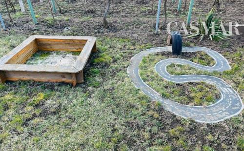 NA PREDAJ: Priestranná záhrada s chatkami – obľúbená záhradkárska lokalita Kamenný mlyn, Trnava