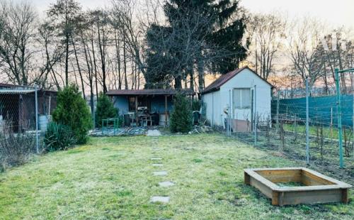 NA PREDAJ: Priestranná záhrada s chatkami – obľúbená záhradkárska lokalita Kamenný mlyn, Trnava
