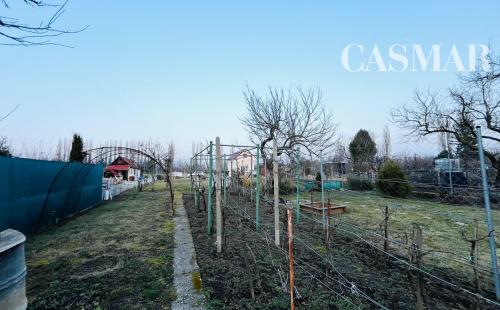 NA PREDAJ: Priestranná záhrada s chatkami – obľúbená záhradkárska lokalita Kamenný mlyn, Trnava