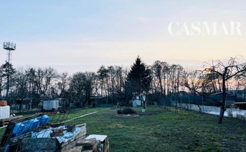 NA PREDAJ: Priestranná záhrada s chatkami – obľúbená záhradkárska lokalita Kamenný mlyn, Trnava