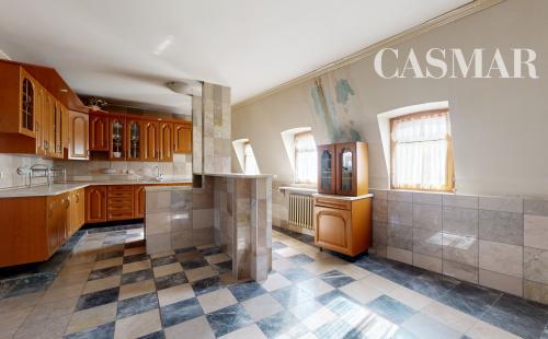 PREDAJ | Exkluzívna nehnuteľnosť v centre mesta Trnava – byt v podkroví s výnimočnou výmerou