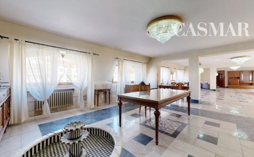 PREDAJ | Exkluzívna nehnuteľnosť v centre mesta Trnava – byt v podkroví s výnimočnou výmerou