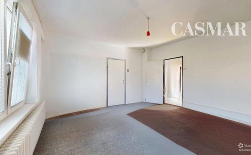 VIRTUÁLNA PREHLIADKA / Priestranný rodinný dom s veľkým potenciálom