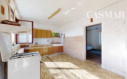 VIRTUÁLNA PREHLIADKA / Priestranný rodinný dom s veľkým potenciálom