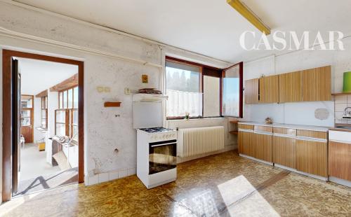 VIRTUÁLNA PREHLIADKA / Priestranný rodinný dom s veľkým potenciálom