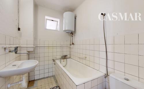 VIRTUÁLNA PREHLIADKA / Priestranný rodinný dom s veľkým potenciálom