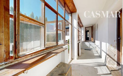 VIRTUÁLNA PREHLIADKA / Priestranný rodinný dom s veľkým potenciálom