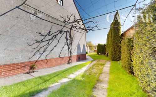 VIRTUÁLNA PREHLIADKA / Priestranný rodinný dom s veľkým potenciálom