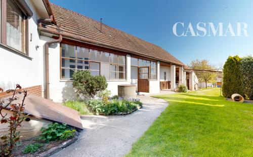 VIRTUÁLNA PREHLIADKA / Priestranný rodinný dom s veľkým potenciálom