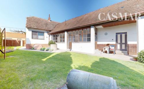 VIRTUÁLNA PREHLIADKA / Priestranný rodinný dom s veľkým potenciálom